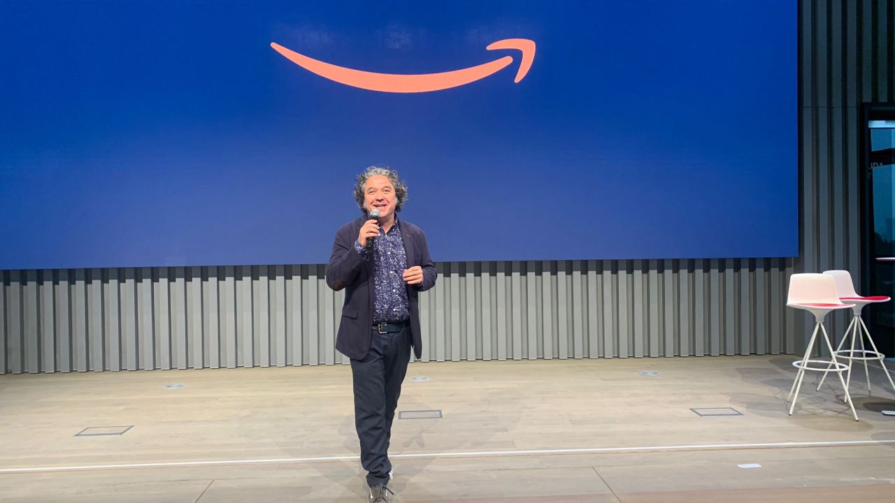 Mario Pérez Vernalte dando una charla en Amazon